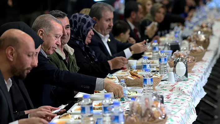 Cumhurbaşkanı Erdoğan, depremzedelerle iftar yaptı