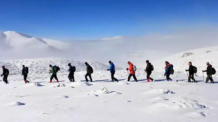 Dağcılar beyaza bürünen Akdağ'a tırmandı