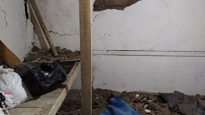 Depremde 2 ev hasar gördü