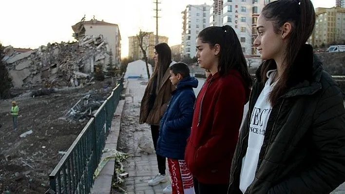 Depremin evsiz bıraktığı sporcu kardeşler, yeni madalyalar için antrenmanı bırakmıyor