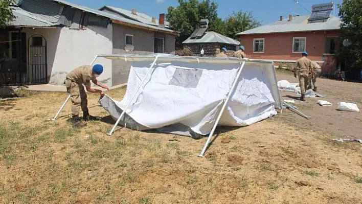 Depremin vurduğu köylerde çadırlar kurulmaya başlandı