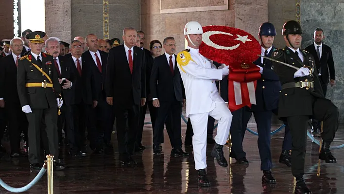 Devlet Erkanı Anıtkabir'de