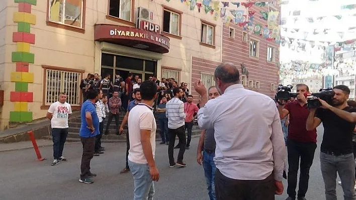 Diyarbakır'da HDP il binası önünde gergin anlar