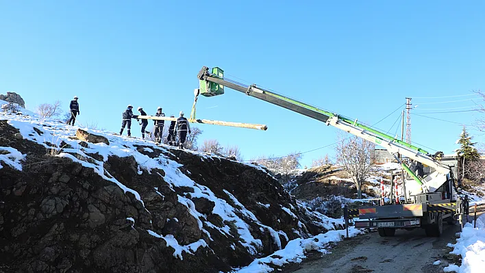 Doğu'da kesintisiz enerji için karlı yolları aşıyorlar