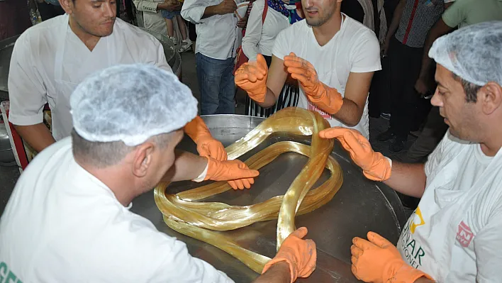 Elazığ'a Pişmaniye Satmaya Geliyor