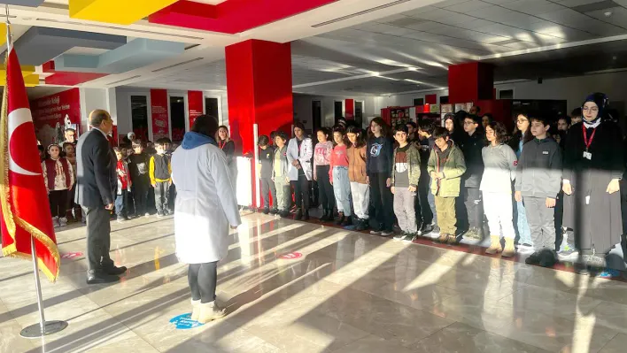 Elazığ Bahçeşehir Okulları'nda şehitlere saygı duruşu
