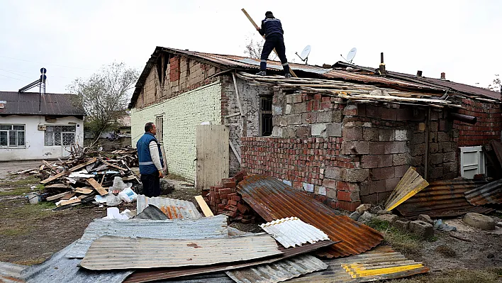 Elazığ Belediyesi, barakada yaşayan aileye yardım eli uzattı