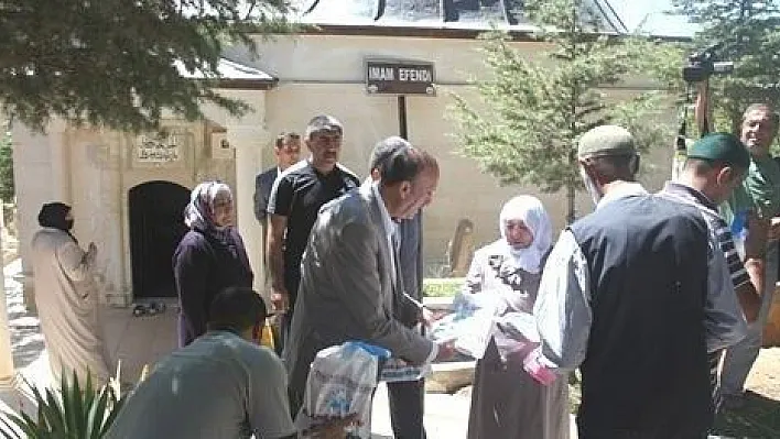 Elazığ Belediyesi Kur’an-ı Kerim Dağıttı