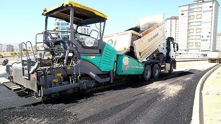 Elazığ Belediyesi yol çalışmalarını sürdürüyor