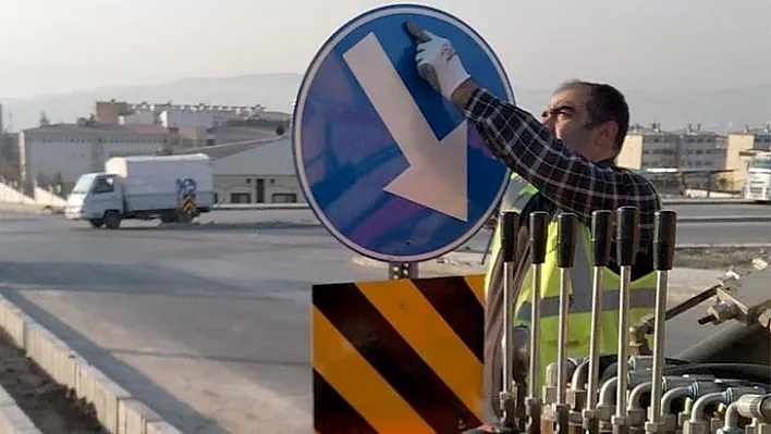 Elazığ Belediyesi yön levhalarını yeniliyor