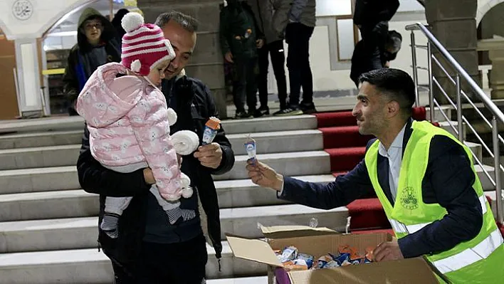 Elazığ Belediyesinden vatandaşlara kandil ikramı