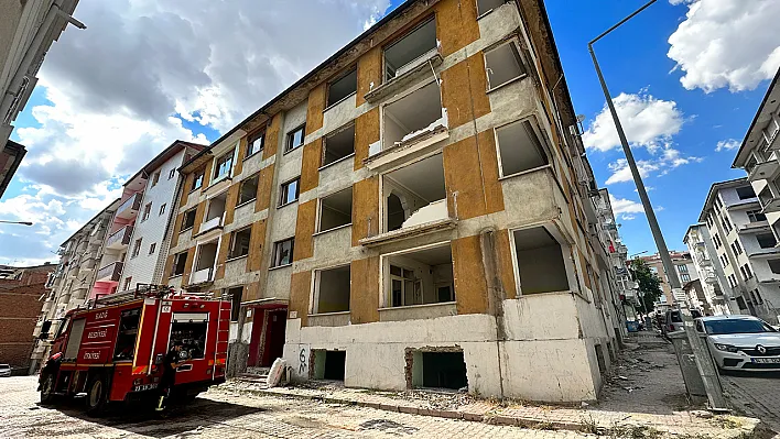 Elazığ'da ağır hasarlı binada yangın