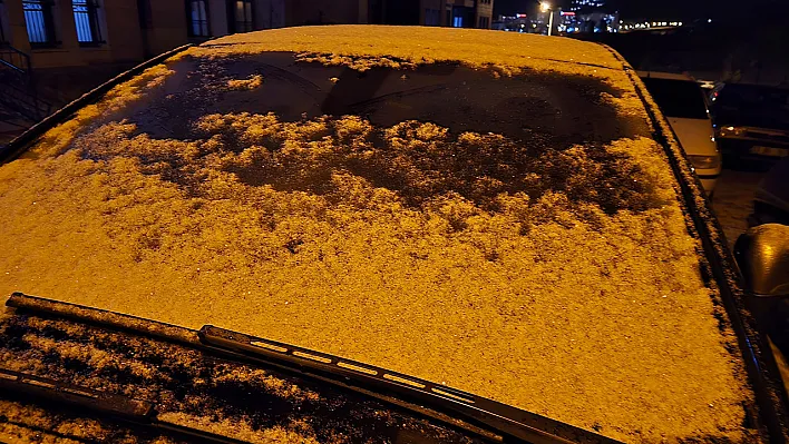 Elazığ'da araç camları dondu