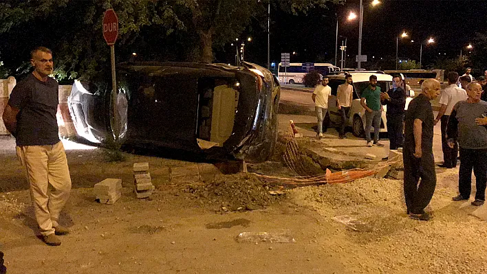 Elazığ'da araç yan yattı