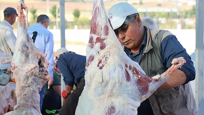 Elazığ'da bayram namazının ardından kurbanlar kesildi