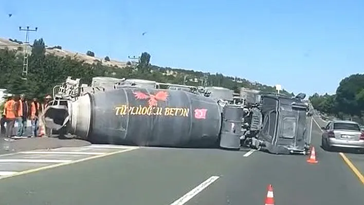 Elazığ'da beton mikseri yan yattı