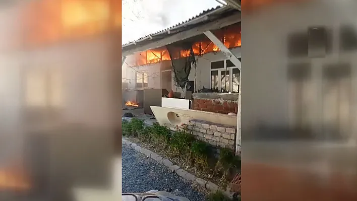 Elazığ'da buzdolabı bomba gibi patladı