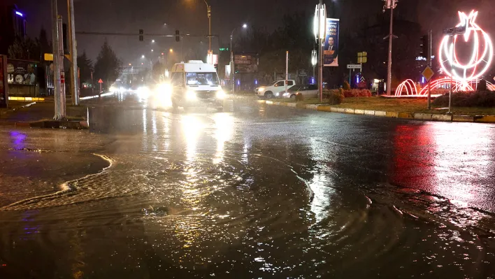 Elazığ'da cadde ve sokaklar göle döndü