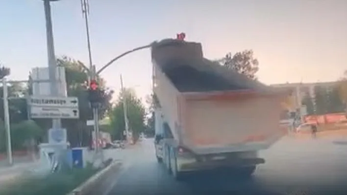 Elazığ'da damperi açık kamyon trafiği birbirine kattı