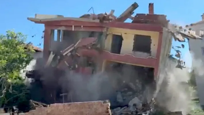 Elazığ'da depremin izleri siliniyor