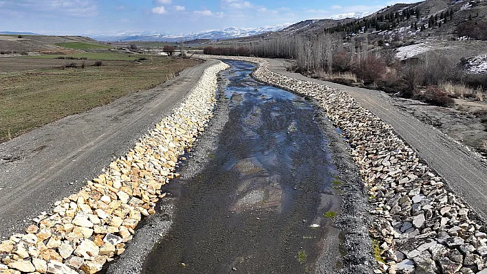 Elazığ'da dere ıslahı çalışmaları sürüyor