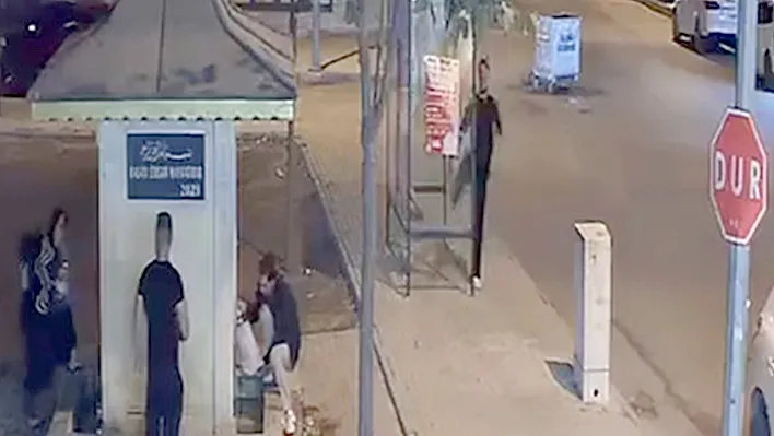 Elazığ'da durağa tekmeli saldırı