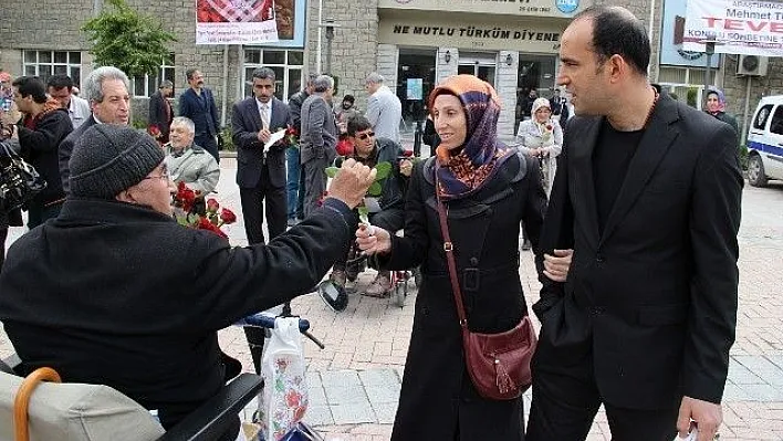 Elazığ'da Engelliler gül dağıttı