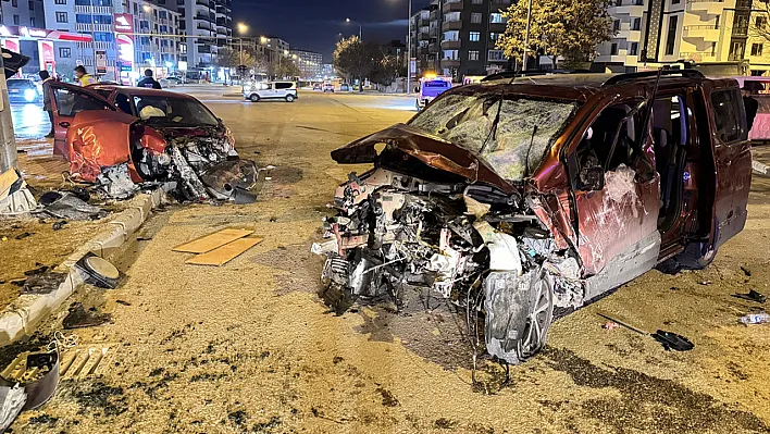 Elazığ'da feci kaza! Yaralılar var...