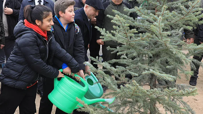 Elazığ'da fidanlar toprakla buluşturuldu