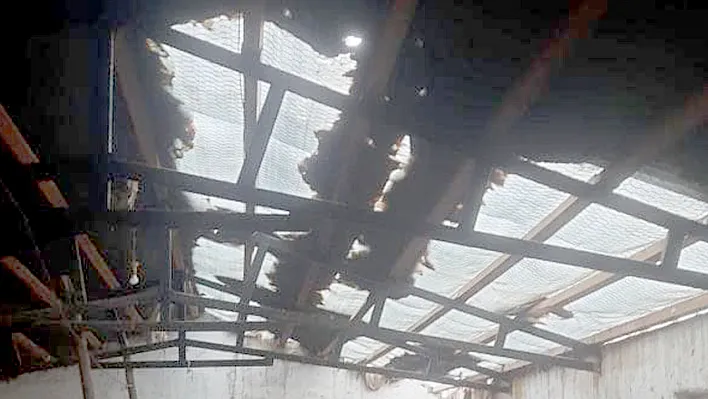 Elazığ'da fırtına ahırın çatısını uçurdu