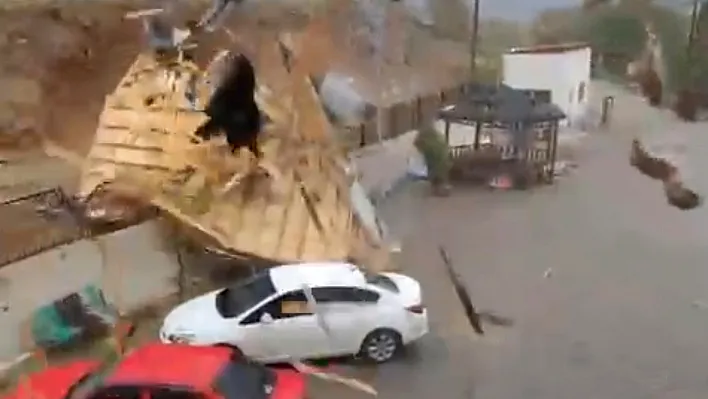 Elazığ'da fırtına çatıyı uçurdu