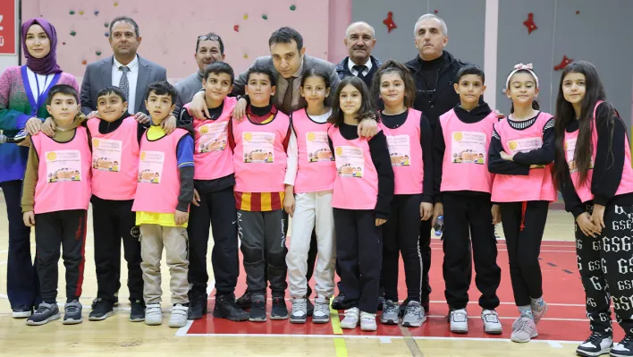 Elazığ'da geleneksel 'yakan top' turnuvası