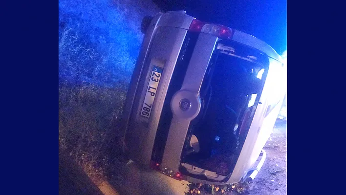 Elazığ'da hafif ticari araç yan yattı
