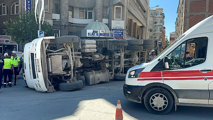 Elazığ'da hafriyat kamyonu yan yattı