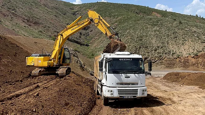 Elazığ'da heyelan sonrası köy yolları onarılıyor