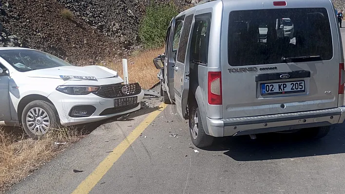 Elazığ'da iki araç çarpıştı