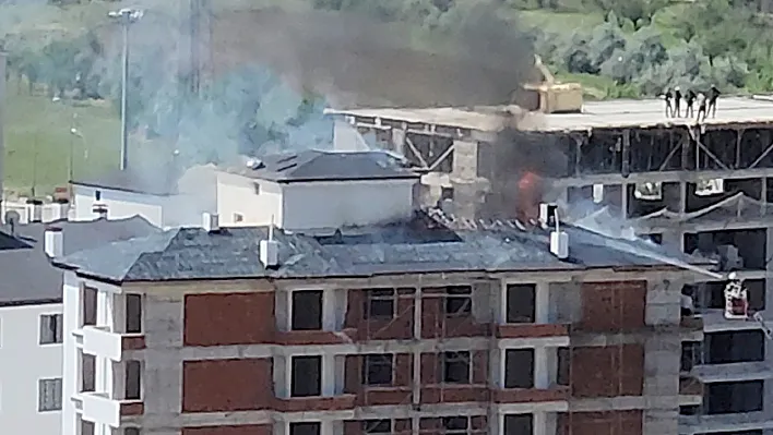 Elazığ'da inşaattaki çatı yangını söndürüldü