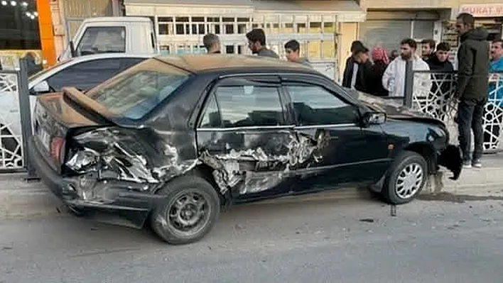 Elazığ'da kamyon ve otomobil çarpıştı