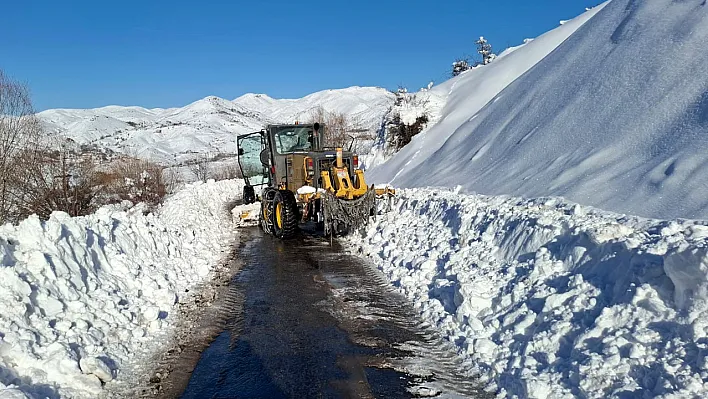 Elazığ'da kapanan köy yolları açılıyor