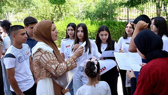 Elazığ'da karne gününde öğrenciler gönülleri ısıttı