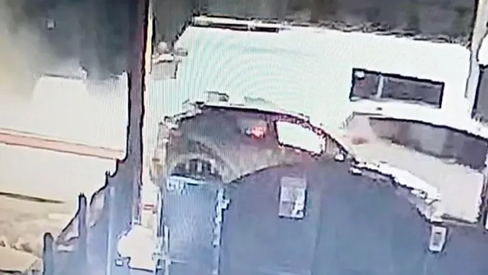 Elazığ'da kaza anı güvenlik kamerasında