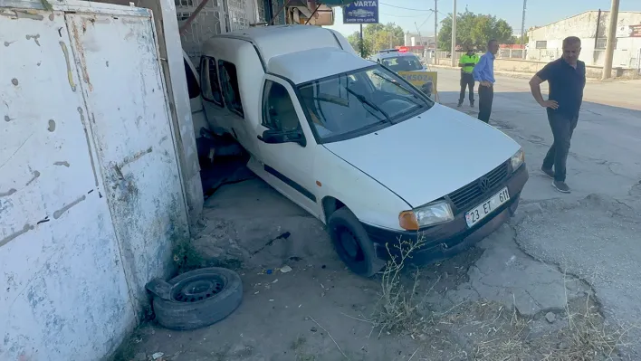 Elazığ'da kaza! Araç sürüklenerek dükkana girdi