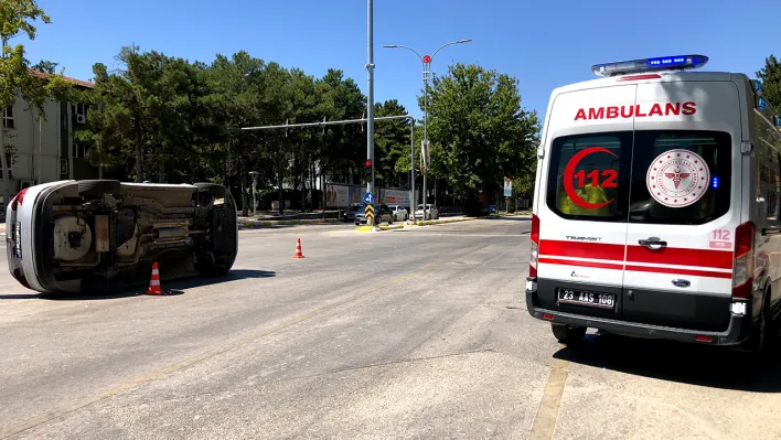 Elazığ'da kaza! Otomobil yan yattı