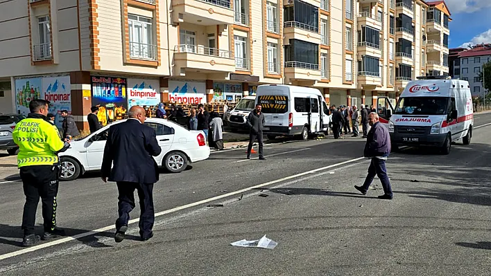 Elazığ'da minibüs ile otomobil çarpıştı