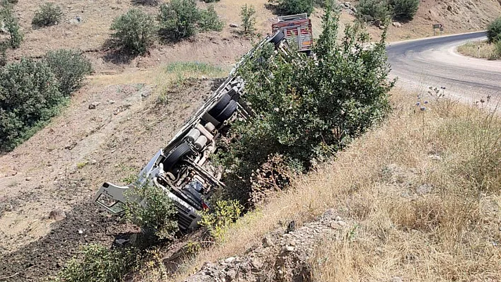Elazığ'da kontrolden çıkan tır şarampole uçtu