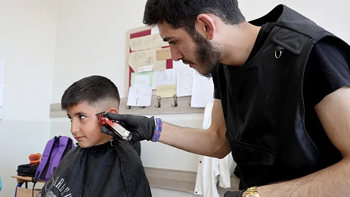 Elazığ'da köy okulunda bayram tıraşı