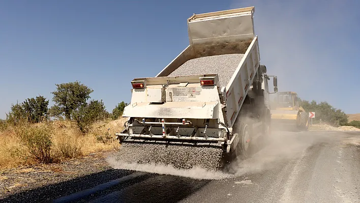 Elazığ'da köy yolları yenileniyor