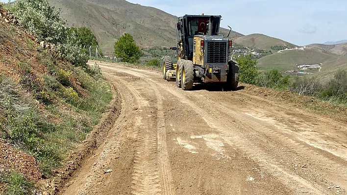 Elazığ'da köy yollarına bahar dokunuşu
