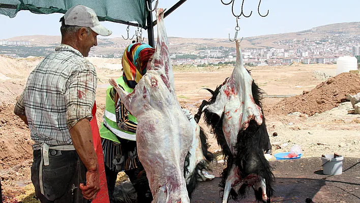 Elazığ'da kurban kesimleri devam ediyor