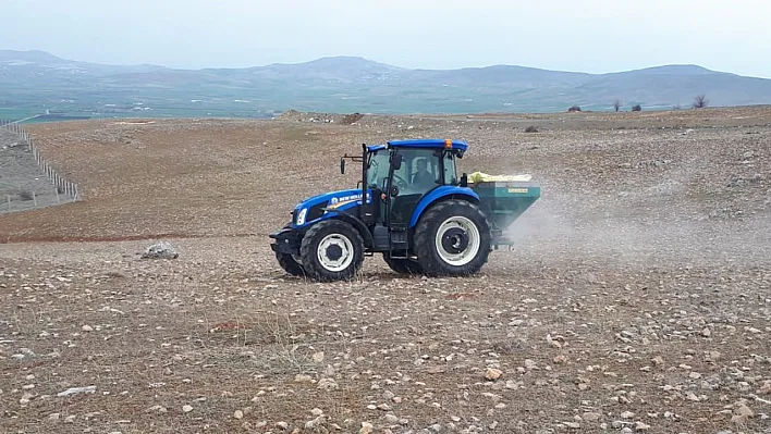 Elazığ'da meralarda gübreleme çalışması sürüyor